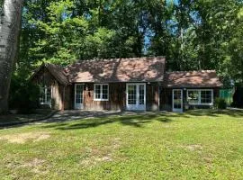 Gîte de charme près du Zoo de Thoiry, jardin clos, tout inclus, wifi, idéal famille. - FR-1-527-6