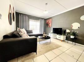 15min to OR TAMBO perfect long stay WiFi & Netflix, hotel v destinaci Benoni