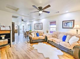 Peaceful Ranch Home with Sierra Nevada Views, hotel in Woodlake