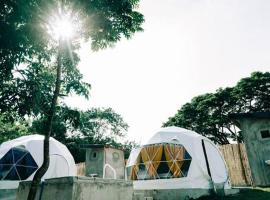 Glempings Family Dome Glamping in Rizal with Private Hotspring pilsētā Lubo