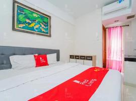 RedLiving Apartemen Green Lake View Cimanggis - WIN Property, hotel en Depok