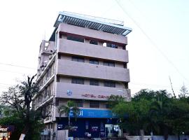 HOTEL CENTER POINT, hotel en Solapur