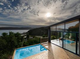 Knysna Lagoon Views in Style with Solar Backup, Hotel in Knysna