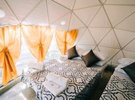 Cozy Dome Glamping w/ Private Hot Spring (2pax)、Luboのグランピング施設