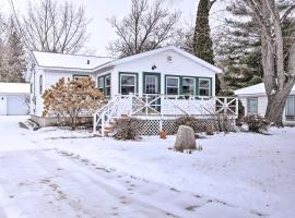Green Lake Vacation Home with Screened Porch!, hotel in Green Lake