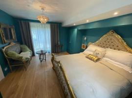The Big Cosy Boudoir Bed + Hot tub, hotel with jacuzzis in Harvington