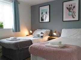 3 Smart TVs, Sleeps 3, VAN PARKING, Fast WIFI, hotel v destinaci Corby