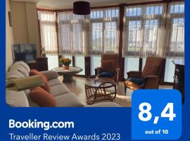 Piso grande en LLANES con garaje، فندق في يانس