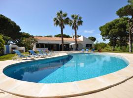 Attractive villa in Vilamoura with private terrace, vacation home in Vilamoura