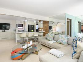 Luxurious Modern Villa at Upmarket Golf and Beach Estate、Marina Beachのホテル