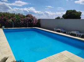 Maison 6 personnes avec piscine terrain arboré clôturé, hotel in Vallabrix