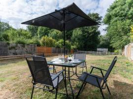 Beautiful 2 Bedroom House With Spacious Garden BBQ, vacation rental in Brasted