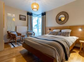 Ardenne BnB suite 1 &agrave; 4 personnes, hotel com piscina em Marche-en-Famenne