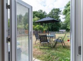 Cozy One Bedroom Cottage With Spacious Garden +BBQ, Ferienhaus in Brasted