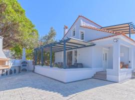 Picturesque Gated Beach-Front Private Villa at Lefkathia Beach, Chios!، مكان عطلات للإيجار في Volissos