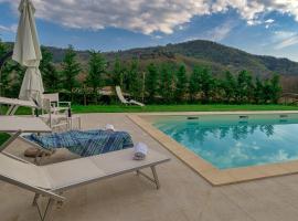 Villa Cristina modern farmhouse with Private Pool, vila di Monsagrati