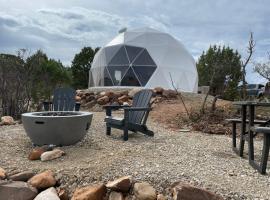 Canyon Rim Domes - A Luxury Glamping Experience!!: Monticello şehrinde bir otel