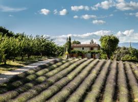 Gîte St Roch en Luberon, hotel with parking in Castellet