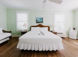 King Suite at Curry Mansion with Heated Pool by Brightwild!, hotel in Key West