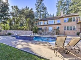 Santa Rosa Vacation Rental with Pool Access!, hotel na may jacuzzi sa Santa Rosa