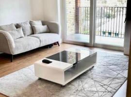 Modern One Bedroom Luxury Apartment, holiday rental in Colindale