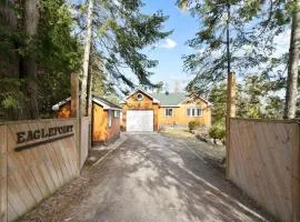 Modern Chic Cottage - Hot Tub, Sauna, Tay Trail