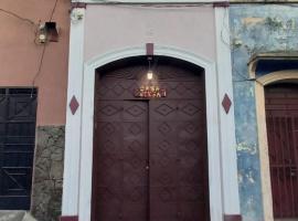 Casa Vieja Guest House, hotel with parking in Santa Ana