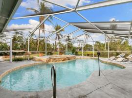 Spacious & Updated Lake Home- Great access to all 3 Downtown areas and Islands, sumarhús í Fort Myers