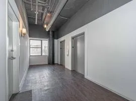 McCormick Place 2BR Stylish Suite with Optional Parking and Gym for up to 8 guests Near Soldier Field and Grant Park