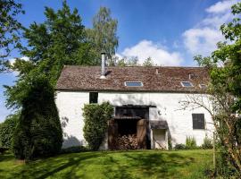 Old Farmhouse in Sivry-Rance with Garden, hôtel avec parking à Mont Jumont