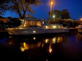 The Lily Pad Boatel Houseboat, alojamiento en un barco en Savanna