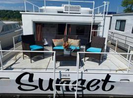 Unique and Serene Sunset Houseboat for 4, barco em Savanna