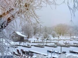 Cozy Wintertime Nantucket Cottage Getaway, rumah bot di Savanna