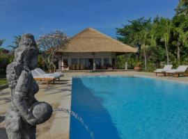 Beachfront Private VILLA & POOL, villa em Banjar