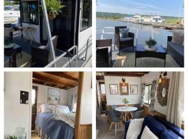 Driftwood Cozy Houseboat on the Water for 2, boat in Savanna