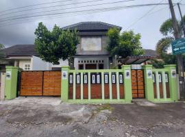 Tentrem Homestay by FHStay, cottage in Sleman