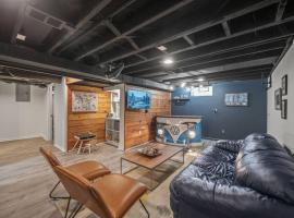 Modern Home With A Finished Entertainment Basement, holiday rental in Royal Oak