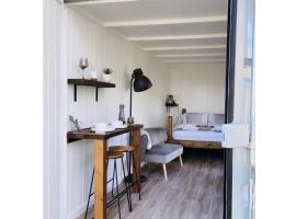 Trethowels Grey Hidden hut, apartment in St Austell