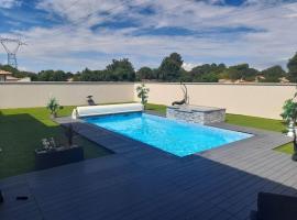 Magnifique villa avec piscine, alojamento para férias em Cestas