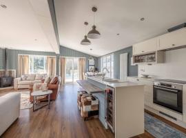 Waterfront Lodge Windsor Racecourse Marina, cabin in Windsor