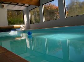 SILVER BIRCH - 2 Bedroom Lodge, hotel con alberca en Kingsnorth