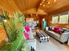 Yealm Cabin Self Catering Log Cabin in Devon with Hot Tub, hotelli kohteessa Plymouth