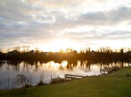 Stunning lodge on the lake, villa in South Cerney