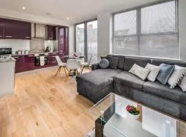 Modern & spacious 2-bed flat with secure parking