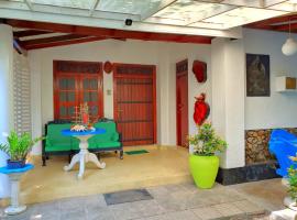 R Home Stay, bed and breakfast en Mirissa