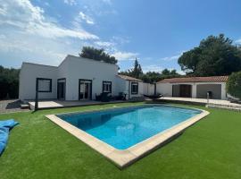 Holiday Home in Pouzols-Minervois with Private Outdoor Pool, къща тип котидж в Pouzols-Minervois