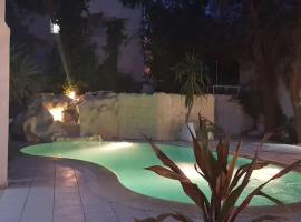 Villa Carthagene /Jacuzzi -swimingpool- Billard, hotel in Sidi Daoud