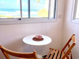 Sea view cozy apartment, hotel Haifában