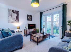 크루에 위치한 호텔 Modern 4-Bed Townhouse in Crewe by 53 Degrees Property, Ideal for Contractors & Business, FREE Parking - Sleeps 8