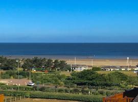 Le Deauvilla - Duplex Penthouse vue mer Deauville, hotel near Deauville-Clairefontaine Racecourse, Deauville